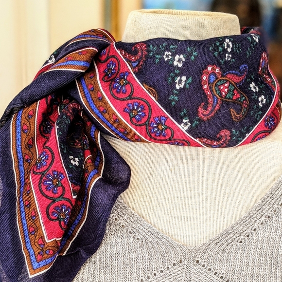 💙 Square Soft Scarf #hundredsofscarves - Picture 3 of 4